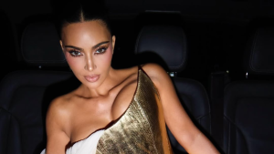 Kim Kardashian usa look Givenchy em comemoração de aniversário