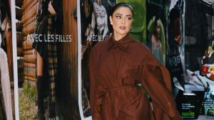 Juliana Paes desfila elegância com trench coat em Nova York