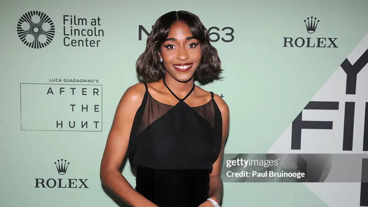 Ayo Edebiri é um ícone de presença marcante com seus looks l
Reprodução/Paul Bruinooge/Patrick McMullan /Getty Images Embed