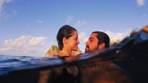 Agatha Moreira e Rodrigo Simas trocam carinhos na Itália