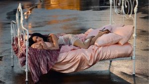 Demi Lovato convida os fãs para uma nova era dançante com “Kiss”