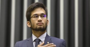 Kim Kataguiri apresenta proposta de isenção tributária para compras de até cinquenta dólares Kim Kataguiri apresenta proposta de isenção tributária para compras de até cinquenta dólares