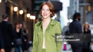 Emma Stone resgata look marcante dos anos 90