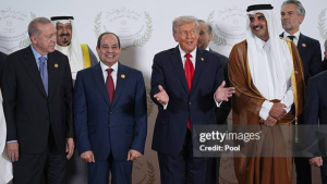 Líderes mundiais assinam cessar-fogo em Gaza após influência de Donald Trump