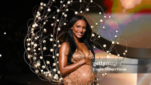Jasmine Tookes emociona ao abrir o desfile da Victoria’s Secret grávida