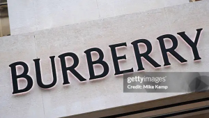 Burberry reinaugura loja com xadrez em 30 tonalidades Burberry reinaugura loja com xadrez em 30 tonalidades