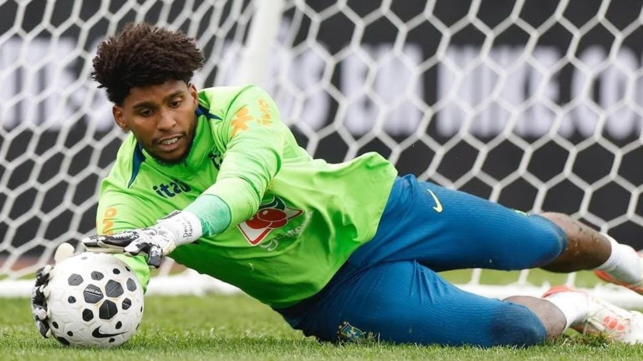 Hugo Souza treinando antes do jogo da Seleção contra a Coreia do Sul | Reprodução/Instagram/@hugosouza