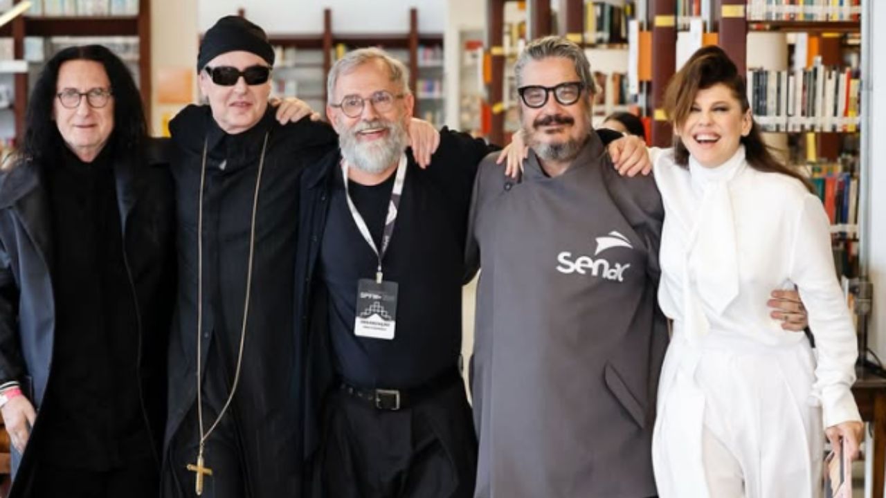 Gerald Thomas, Charles Cosac, Paulo Borges, João Pimenta e Bárbara Paz | Reprodução/Instagram/@spfw/@joao_pimenta