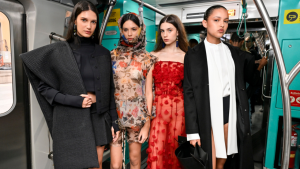 SPFW: Gloria Coelho celebra 50 anos de carreira com desfile em trem do metrô de São Paulo
