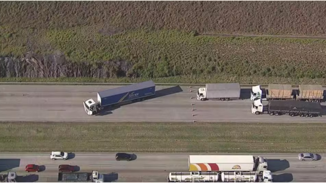 Polícia resgata homem de caminhão no Rodoanel em São Paulo