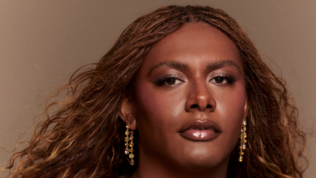 Com look Swarovski criado por Michelly X, Liniker celebra a música brasileira no palco do Grammy Latino 2025