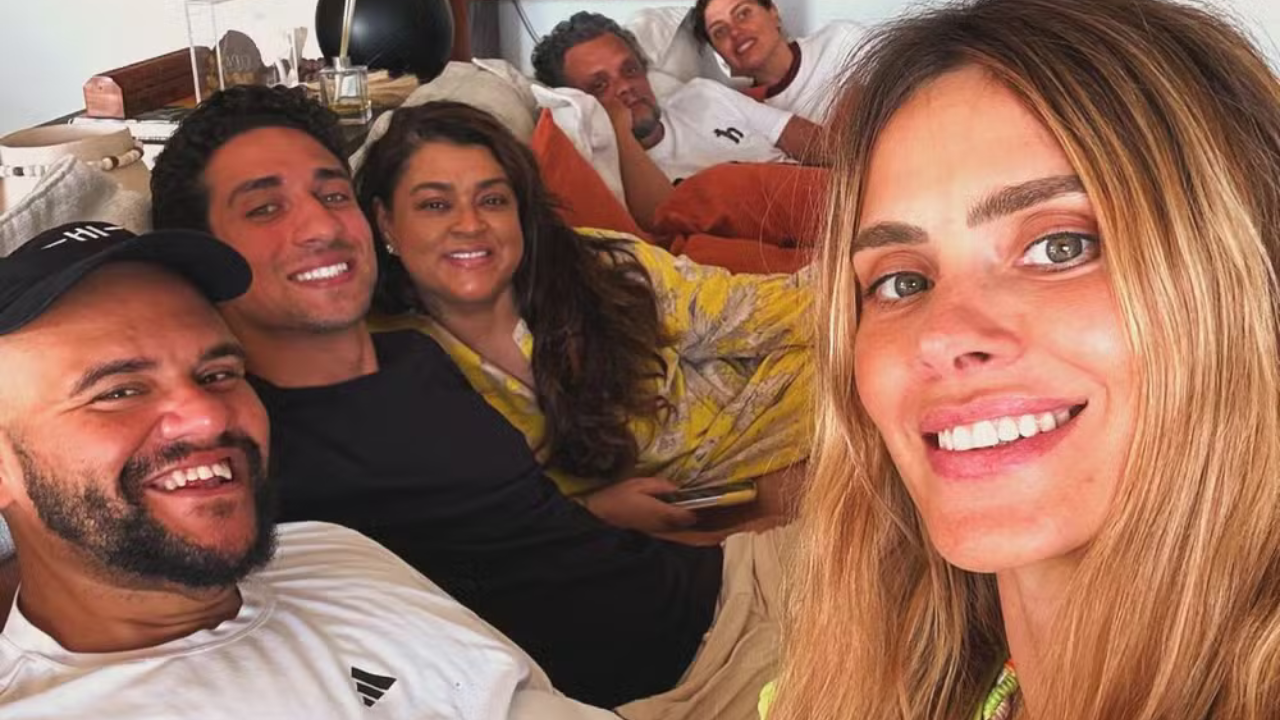 Carolina Dieckmann posou com Preta Gil, Gominho e amigos em foto compartilhada em rede social | Reprodução/Instagram/@loracarola
