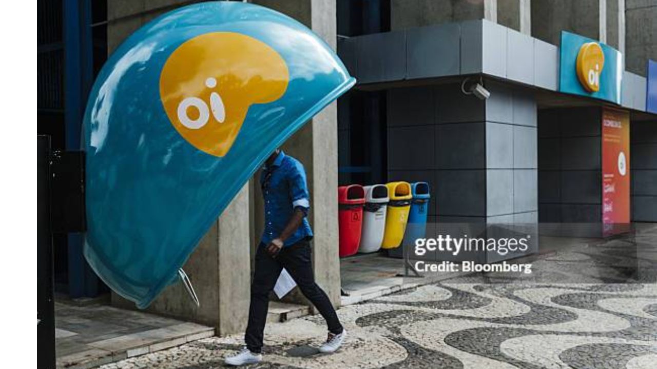 "Orelhão" telefone público da Oi | Reprodução/Bloomberg/Getty Images Embed