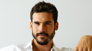 Nicolas Prattes faz história ao se tornar o primeiro ator brasileiro premiado internacionalmente por uma novela