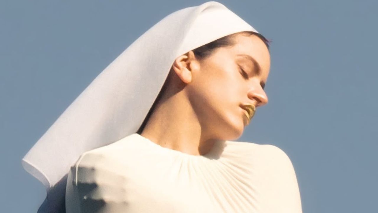 Rosália faz referência à peças vintage de alta-costura em novo clipe