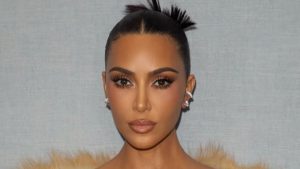 Kim Kardashian chega no Brasil para a divulgação da série “Tudo é Justo”