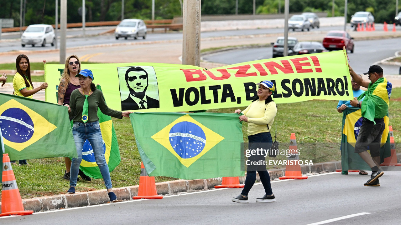Manifestação contra a prisão do ex-presidente Jair Bolsonaro | Reprodução/Evaristo Sa/Getty Images Embed