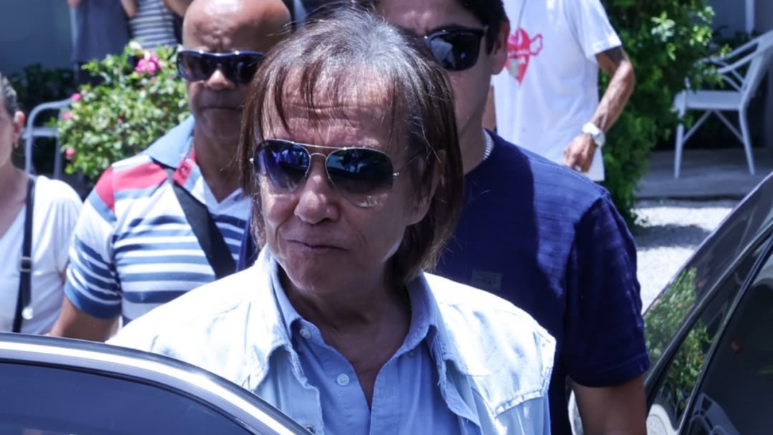 Roberto Carlos se despede da irmã Norma Braga no Rio