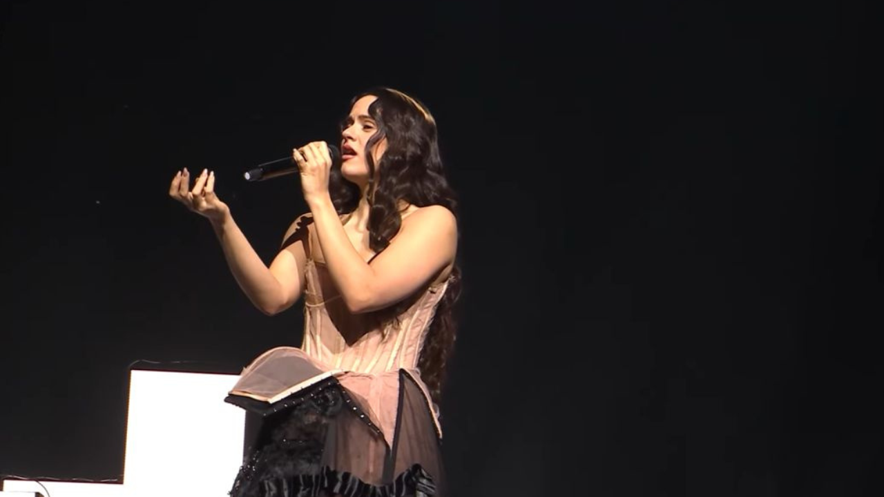 Rosalía canta no Los40 Music Awards | Reprodução/ Youtube/ LOS40 Music 