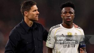 Desgaste com Xabi Alonso trava renovação de Vini Jr. no Real Madrid