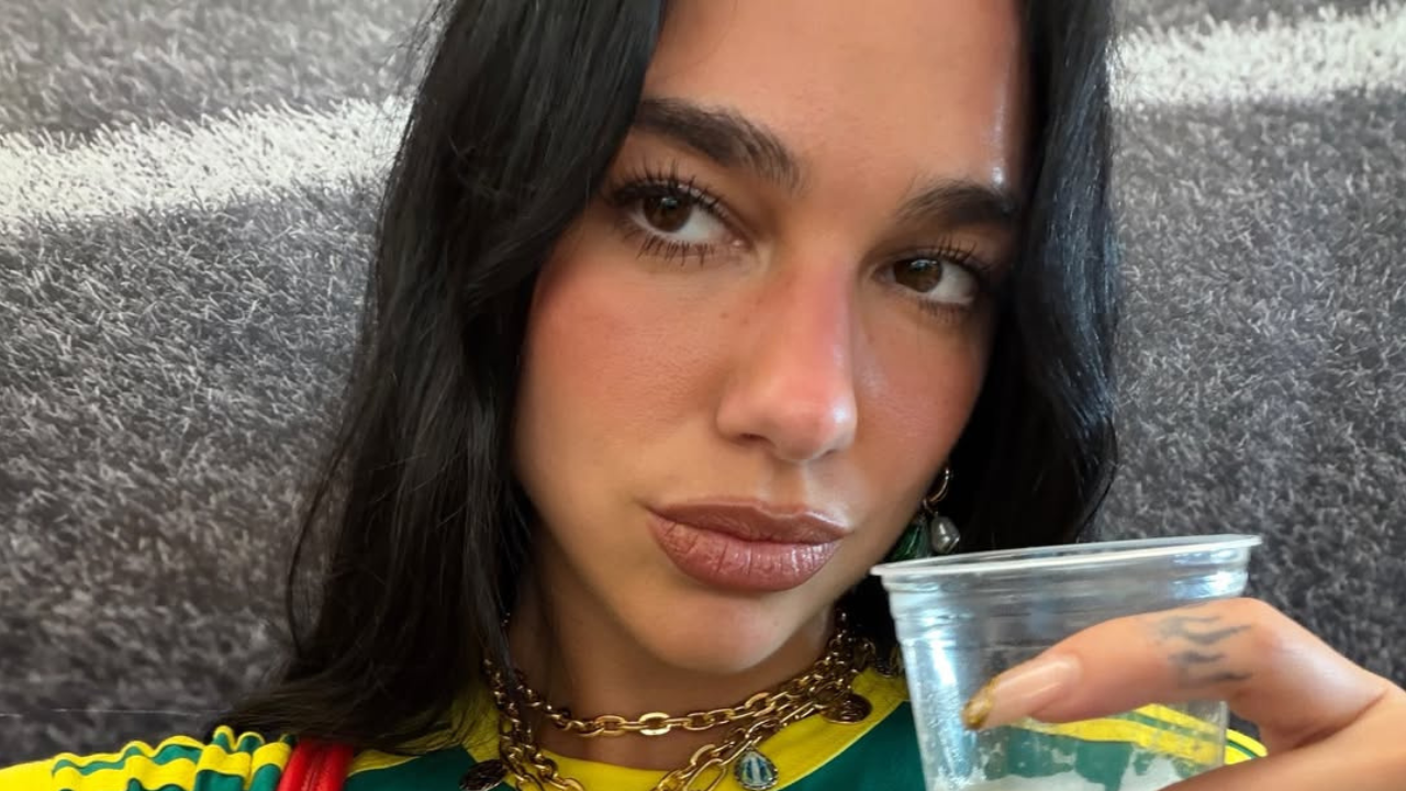 Dua Lipa aproveita feriado no Rio e para para atender fãs após passeio
