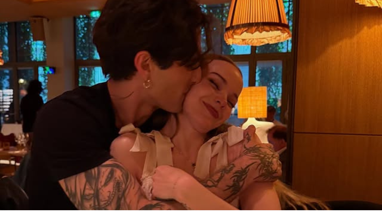 Dove Cameron e Damiano David em restaurante | Reprodução/Instagram/@dovecameron
