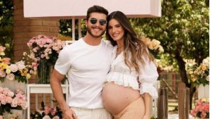 Mutirão de limpeza na praia conta com a presença de Camila Queiroz e Klebbler