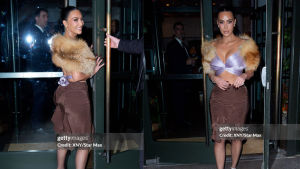 Kim Kardashian posa com decote e ironia em suas redes sociais