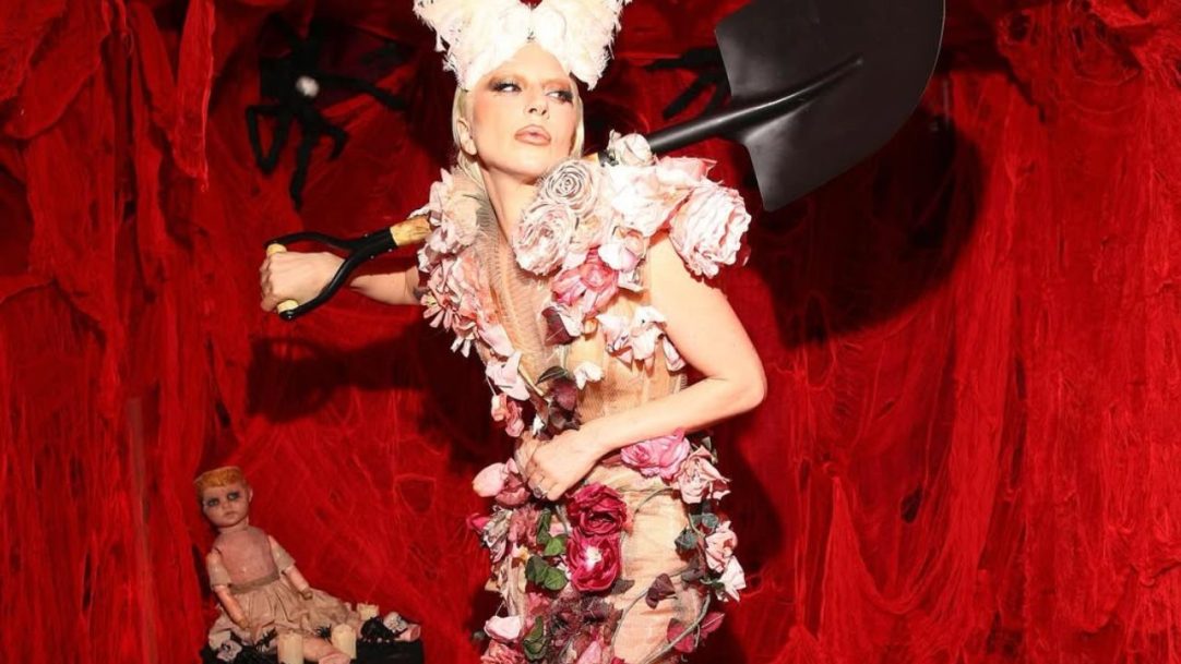 Lady Gaga surpreende fãs ao cantar versos inéditos de música nova