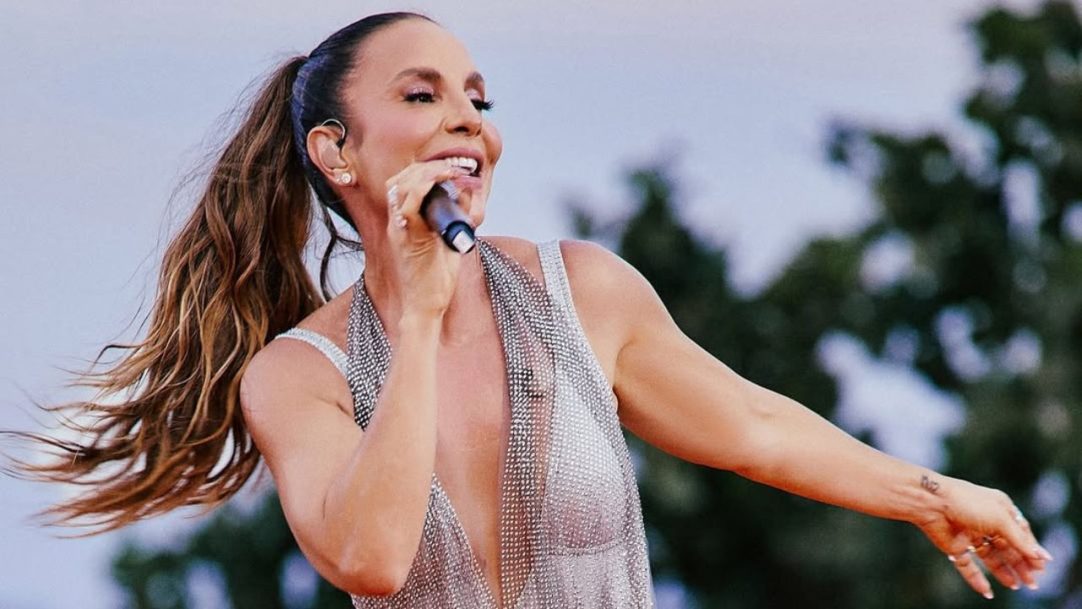 Ivete Sangalo brilha com vestido repleto de cristais em show no Rio de Janeiro