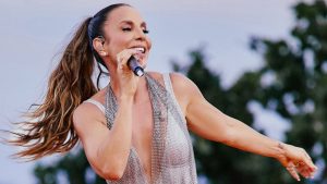 Ivete Sangalo brilha com vestido repleto de cristais em show no Rio de Janeiro