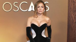 Jennifer Lopez brilha no tapete vermelho do Governors Awards 2025