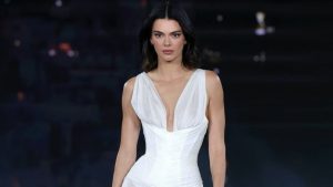 Kendall Jenner posa nua em praia após aniversário e agita redes sociais