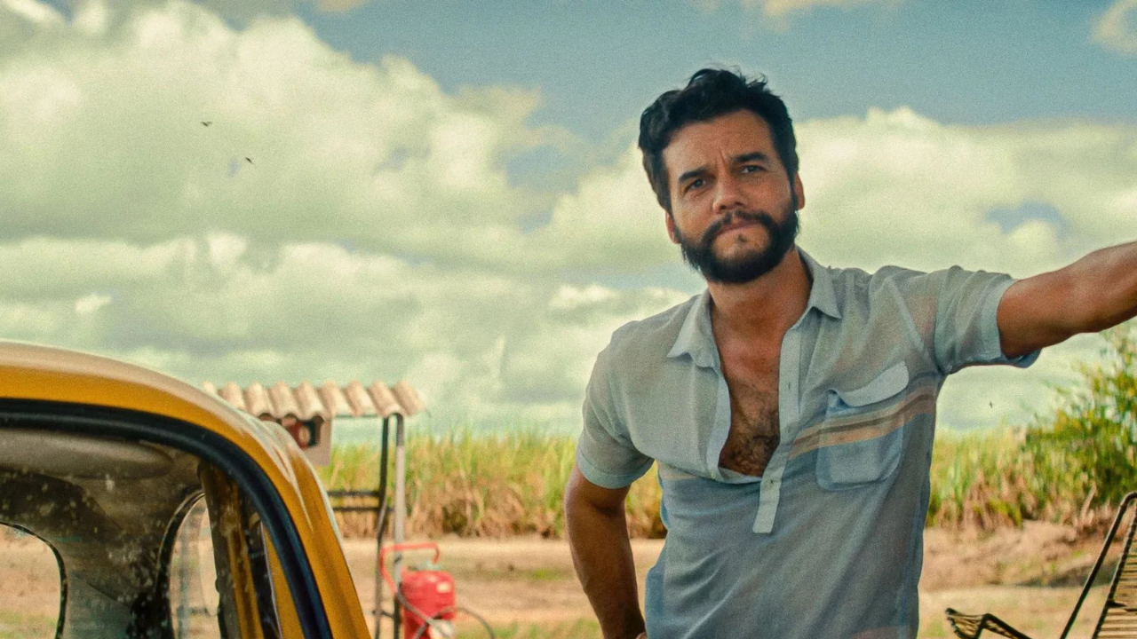 Wagner Moura em “O Agente Secreto” | Reprodução/Instagram/@vitrinefilmes
