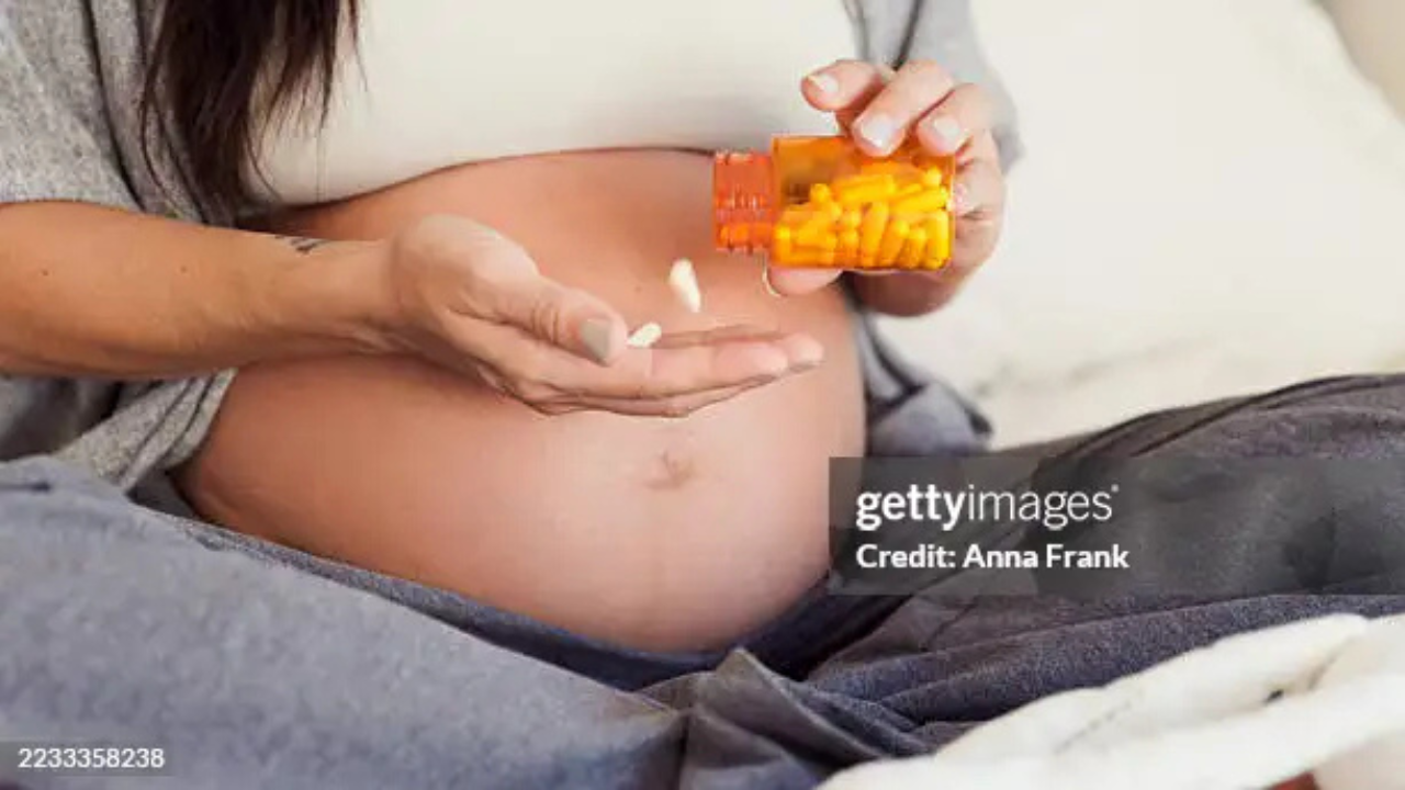 Gestante tomando medicamento | Reprodução/Anna Frank/Getty Images Embed