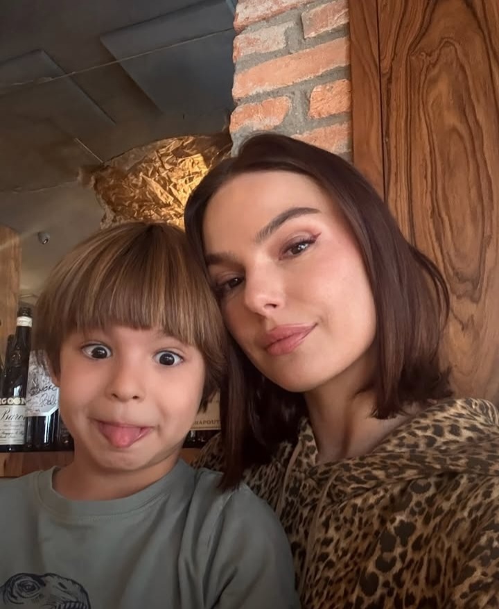 Isis Valverde e seu filho