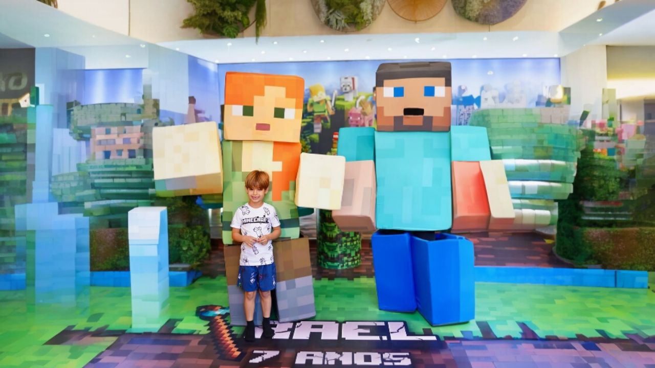 Isis Valverde reúne famosos para comemorar aniversário de 7 anos do filho