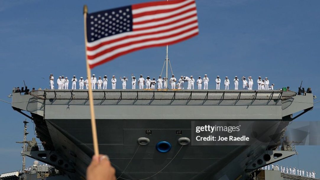 USS Gerald R. Ford: maior porta-aviões do mundo chega na costa da Venezuela