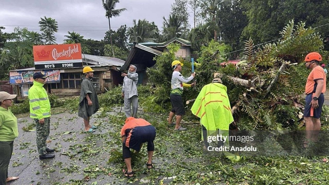 Trabalho de resgate das vitimas do tufão Kalmaegi | Reprodução / Anadolu / Getty Images Embed 