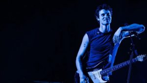 Shawn Mendes atende fãs na porta do Copacabana Palace