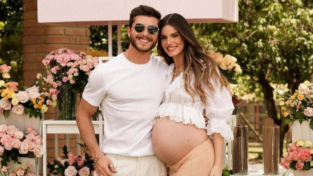 Mutirão de limpeza na praia conta com a presença de Camila Queiroz e Klebbler