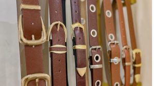 Cinto marrom: o acessório que redefine o básico e conquista o verão 2026