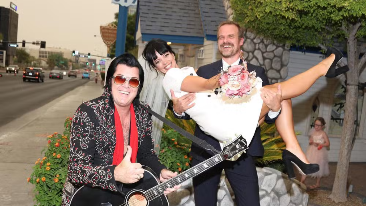 David Harbour com a ex-esposa Lily Allen em seu casamento em Las Vegas | Reprodução/Instagram/@lilyallen