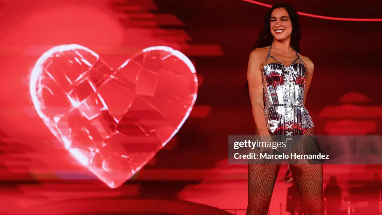 Dua Lipa traz as tendências para 2026 inspiradas nos anos 90 | Reprodução/Marcelo Hernandez/Getty Images Embed