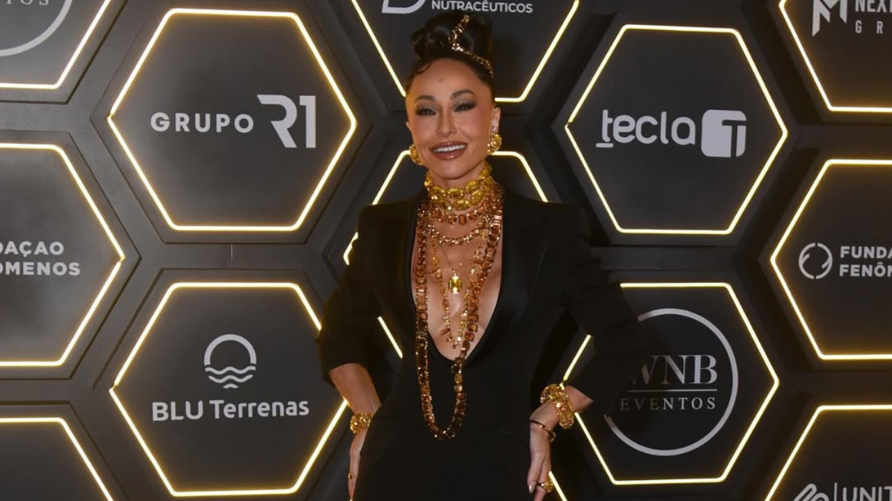 Sabrina Sato exibe joias de luxo em leilão beneficente de Ronaldo