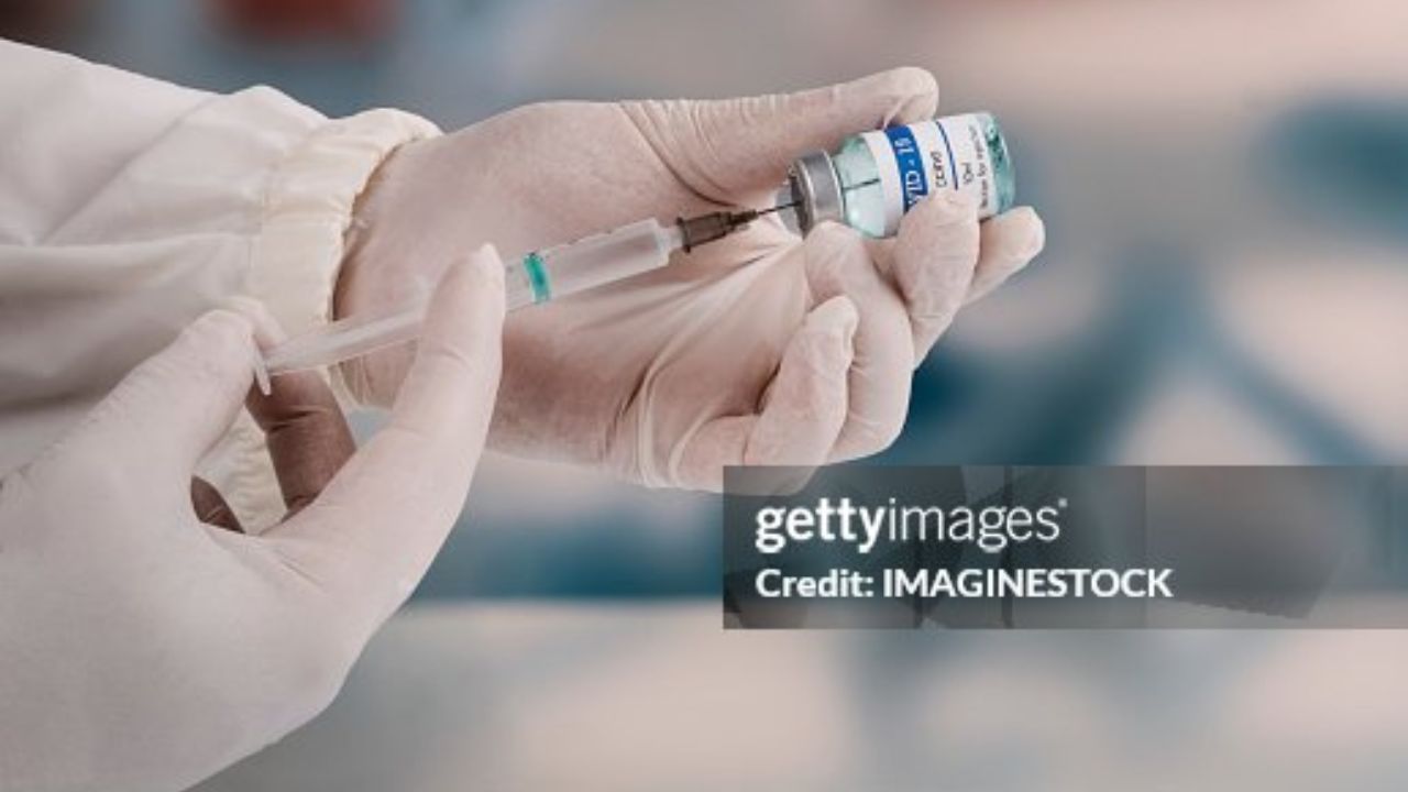 Cientista com vacina | Reprodução/Imaginestock/Getty Images Embed