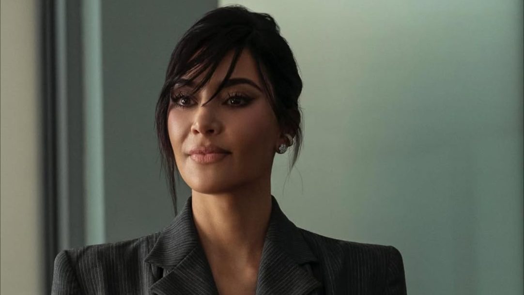 Kim Kardashian dá tom sofisticado à estreia de “Tudo é justo” no Brasil
