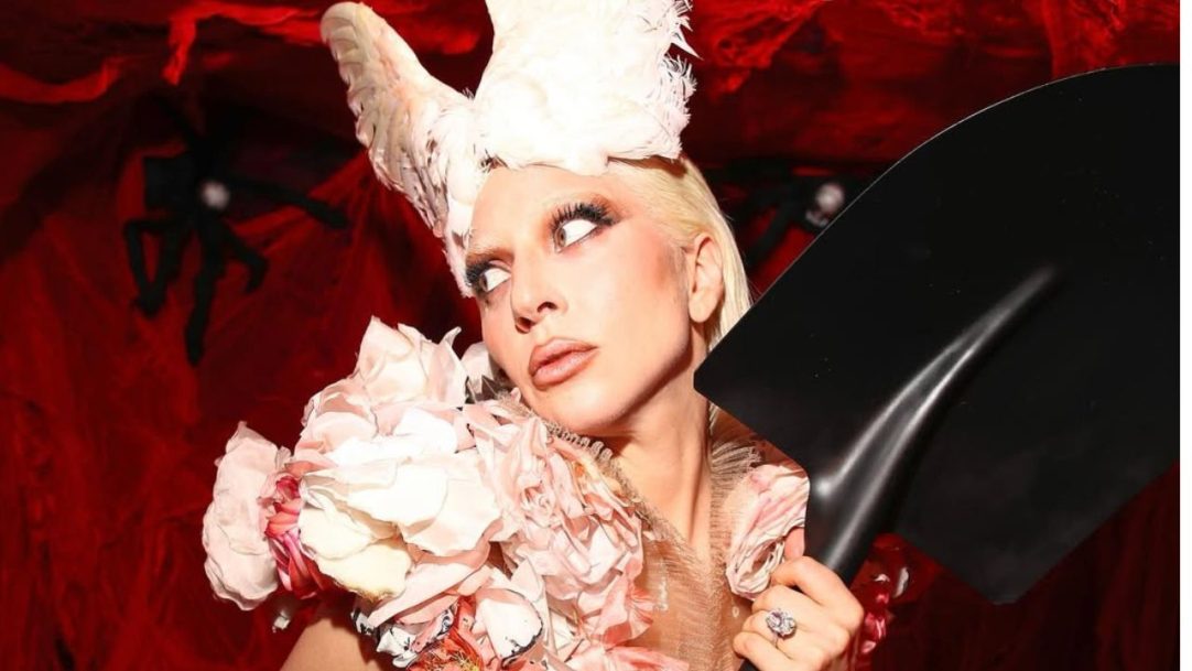 Lady Gaga encarna o próprio Jardim do Éden em fantasia teatral de Halloween