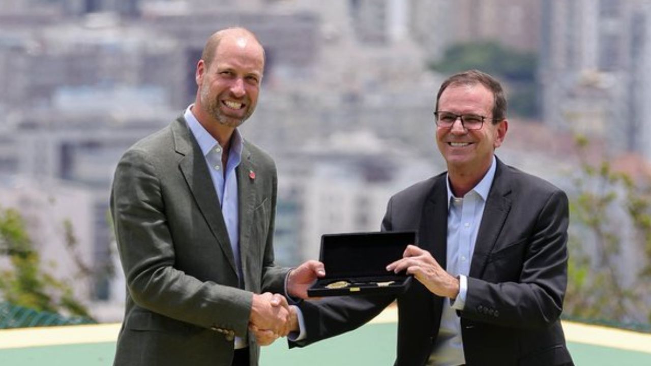 Principe William recebendo a chave do prefeito do Rio de Janeiro Eduardo Paes | Reprodução/YouTube/Eduardo Paes