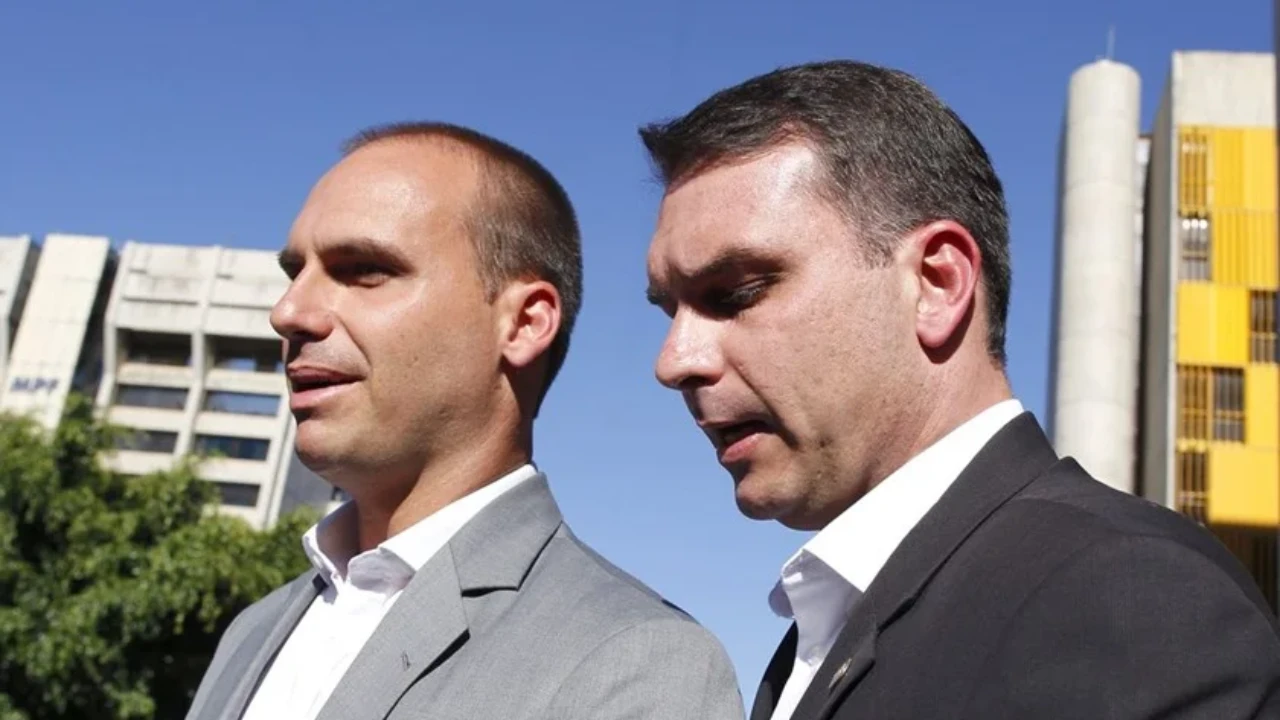 Eduardo Bolsonaro e FLavio na Embaixada em Brasilia I Reprodução / Igo Estrela / Metrópoles